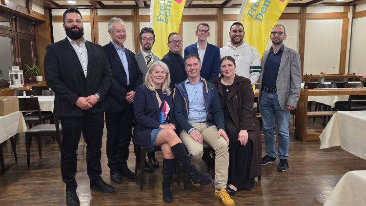 Erste Reihe, v.l.n.r. Sanja Tömmes, Johannes Baier und Regina Sittler